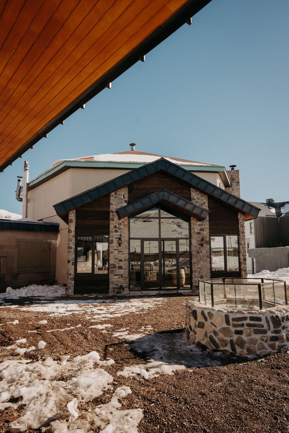 Mirada Del Lago — stone and timber entrance pavilion