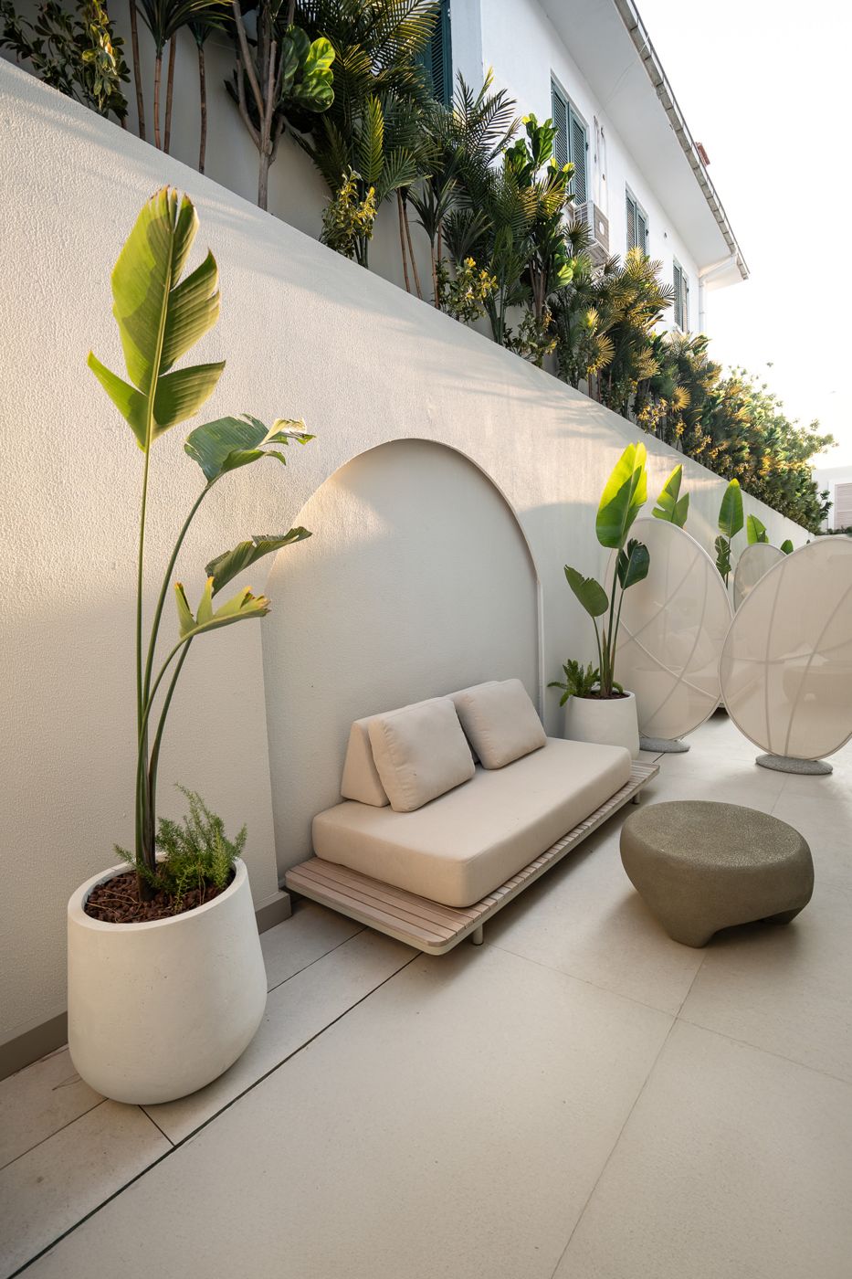 Vucino — terrace with an arched niche and daybed